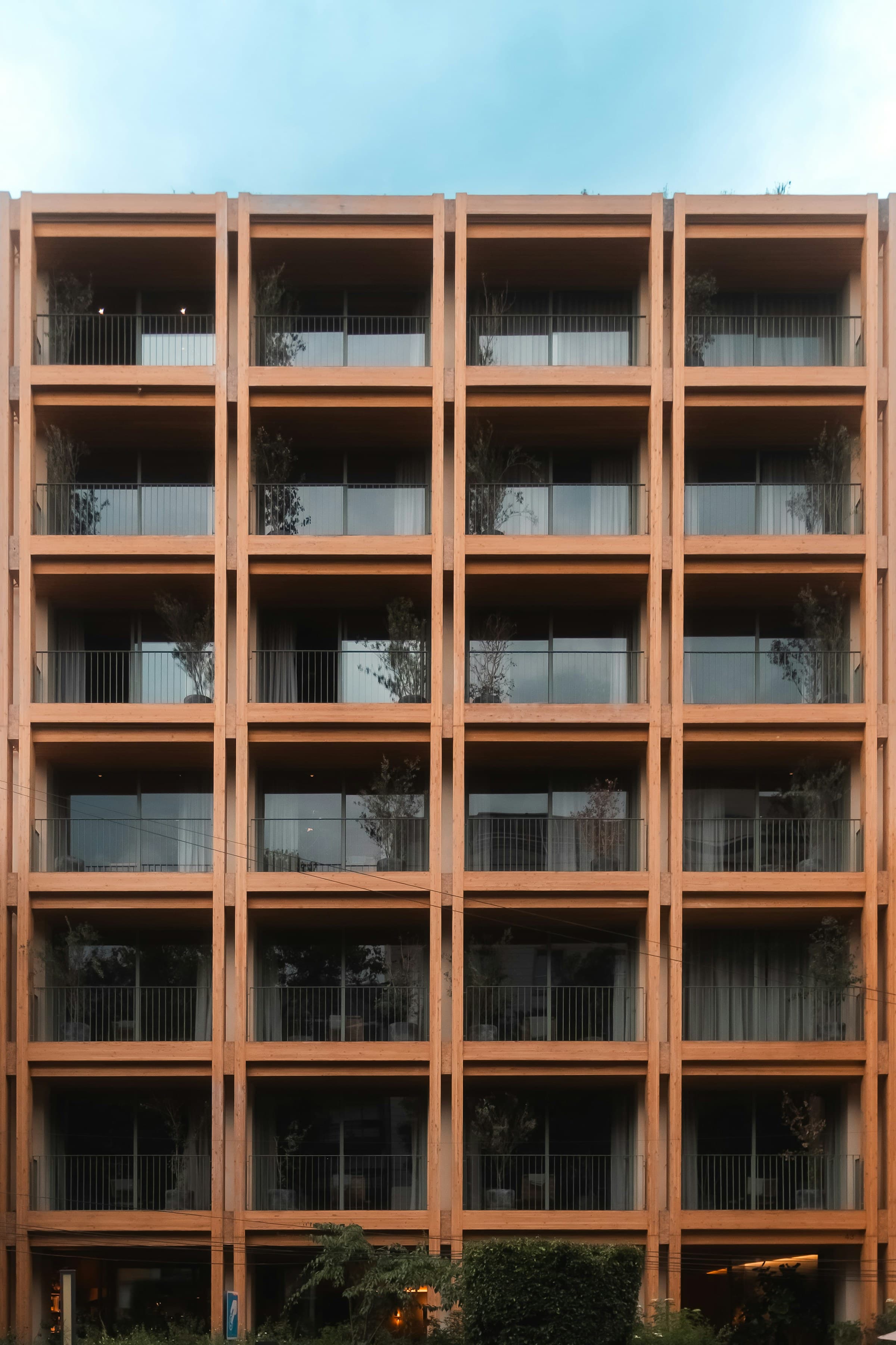 Modernes Schweizer Mehrfamilienhaus